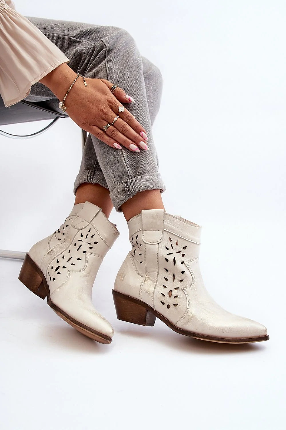 Bottes élégantes pour femme en cuir naturel beige crème, design moderne avec motifs floraux laser, talon moyen, tige 13 cm, slip-on, idéales pour look décontracté ou habillé