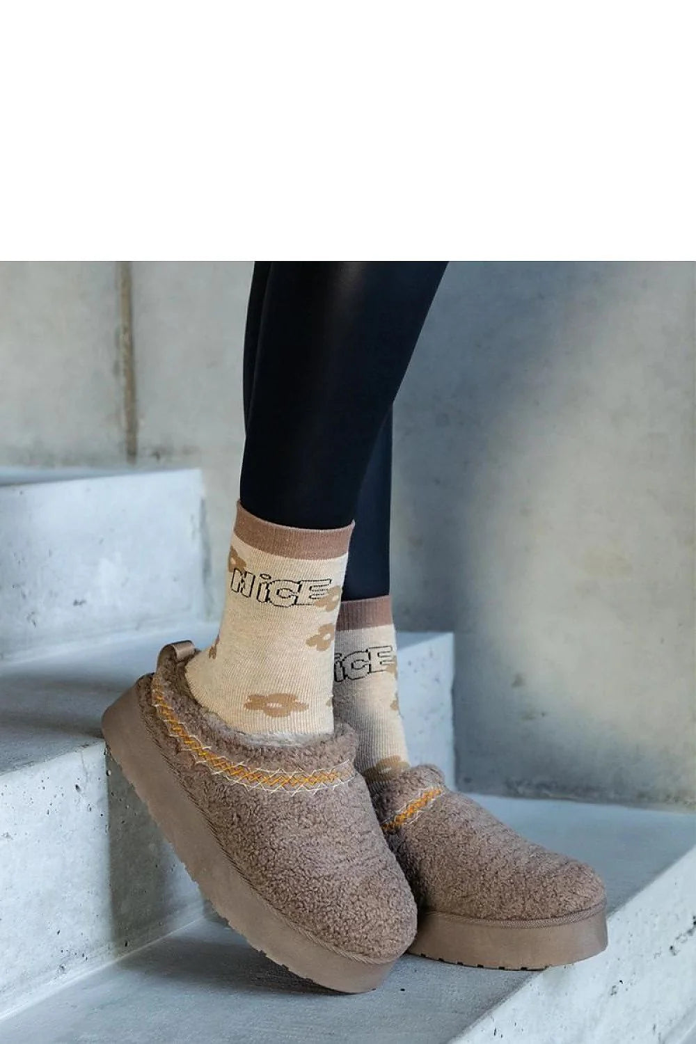 Chaussons femmes confort style mocassin tissu bouclé beige coton floral intérieur extérieur intemporel mode