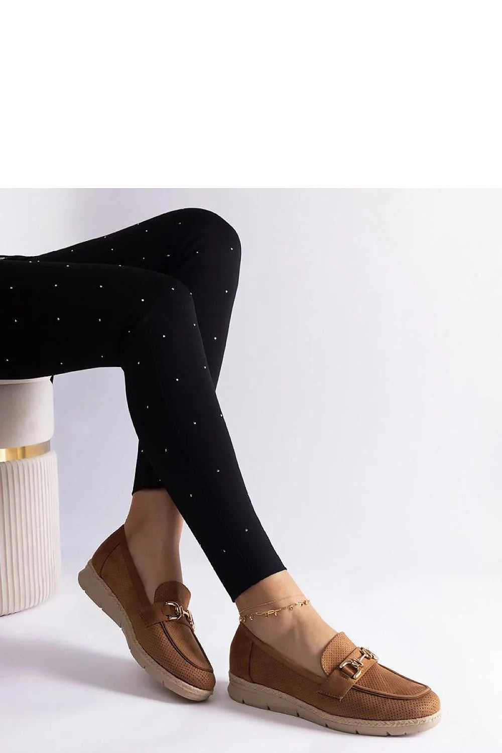 Mocassins femme élégants design moderne couleur marron chaleureuse perforé cuir semelle compensée dorée occasions spéciales
