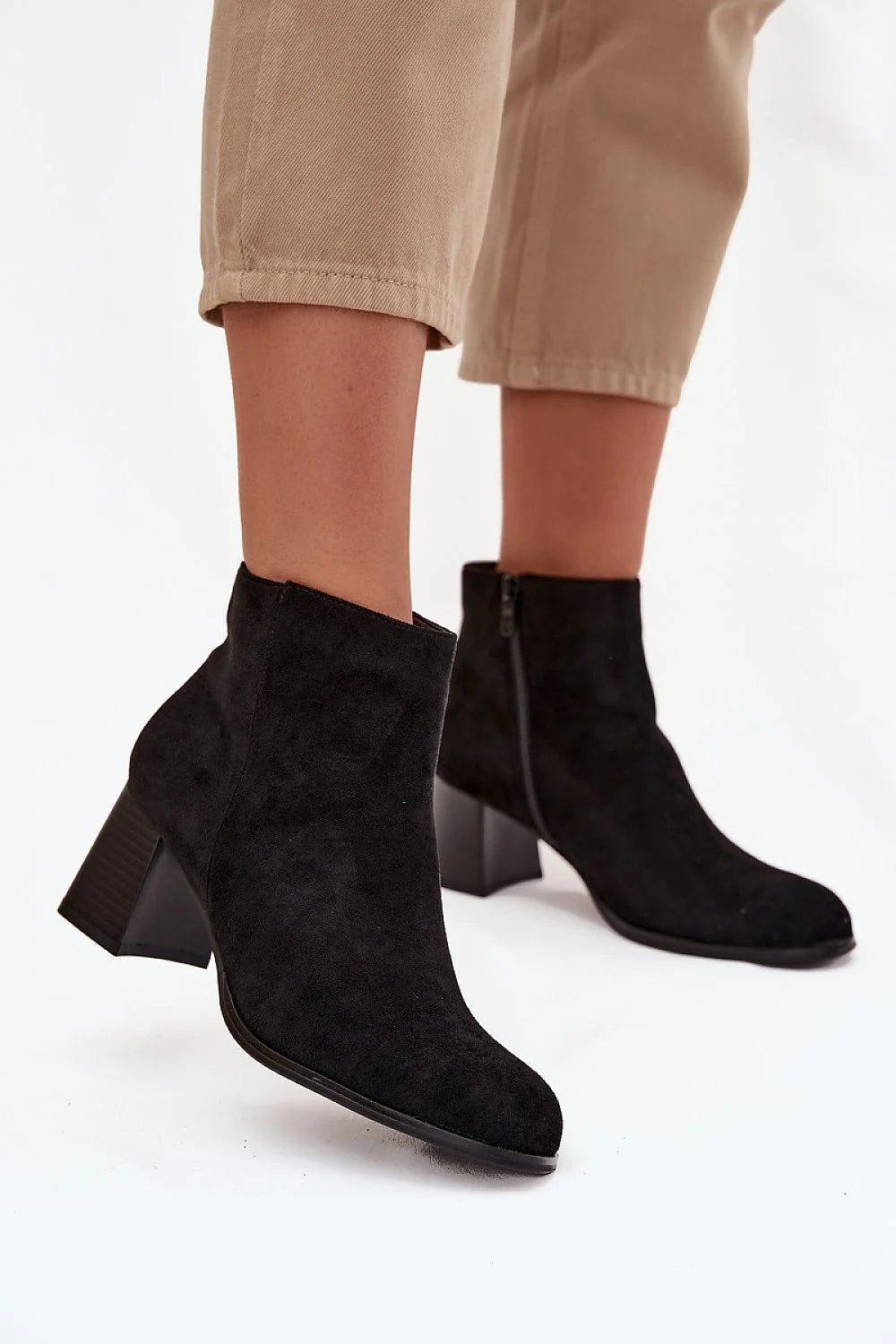 bottines cheville femme suédine noires bout légèrement effilé talon bloc moyen stable confortable fermeture éclair latérale finition veloutée