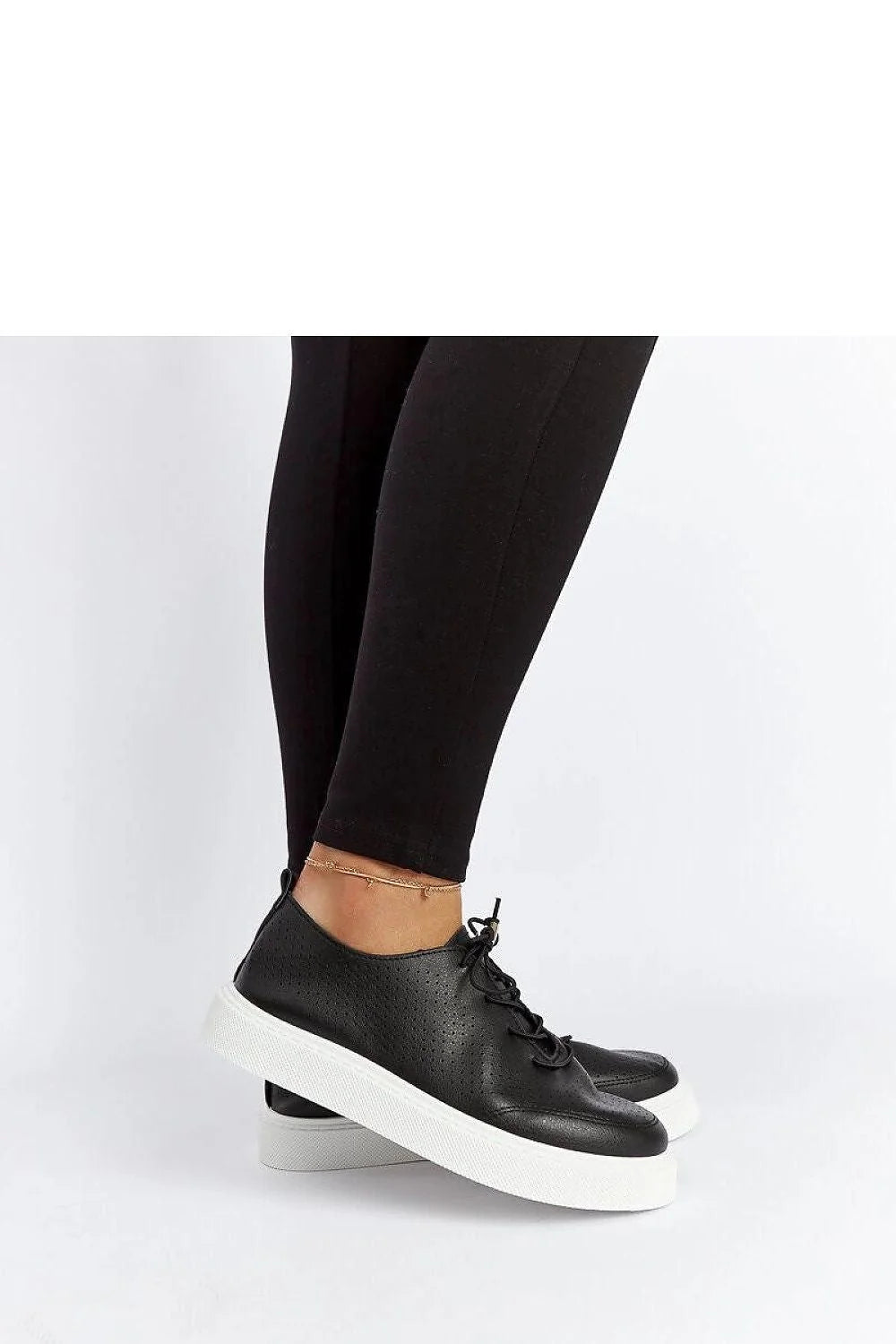 Baskets modernes à profil bas cuir noir perforé semelle blanche lacets noir femme talon 3cm