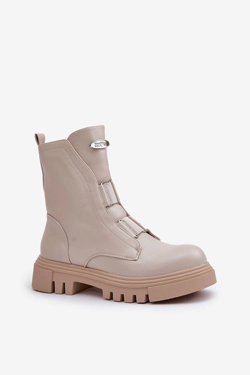 Bottines féminines modernes en cuir artificiel crème, fermeture à boucle métallique, hauteur de cheville, semelle crantée en caoutchouc beige, style épuré, confort et durabilité pour femmes