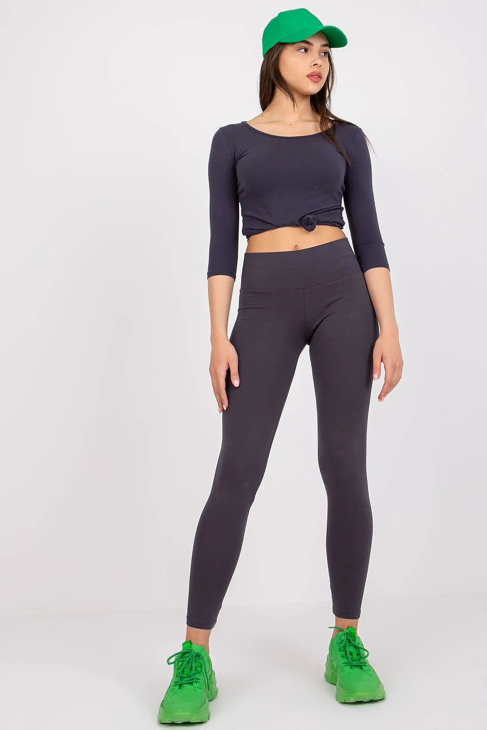 ensemble femme crop top côtelé fuchsia manches courtes encolure carrée coupe ajustée legging taille haute noir mules talon bas losanges