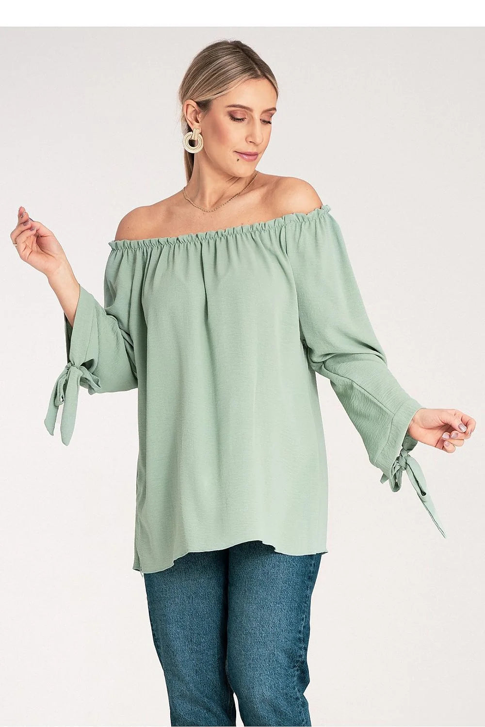 Chemisier épaules dénudées manches longues détail noué style élégant couleur vert pastel matière respirante coupe ample femme