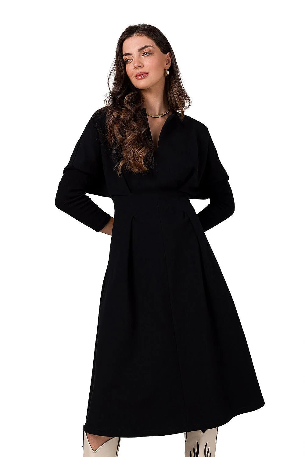 Robe de jour élégante pour femme en maille douce, noire, style minimaliste, manches longues, encolure V, taille cintrée, longueur midi, conçue en Pologne
