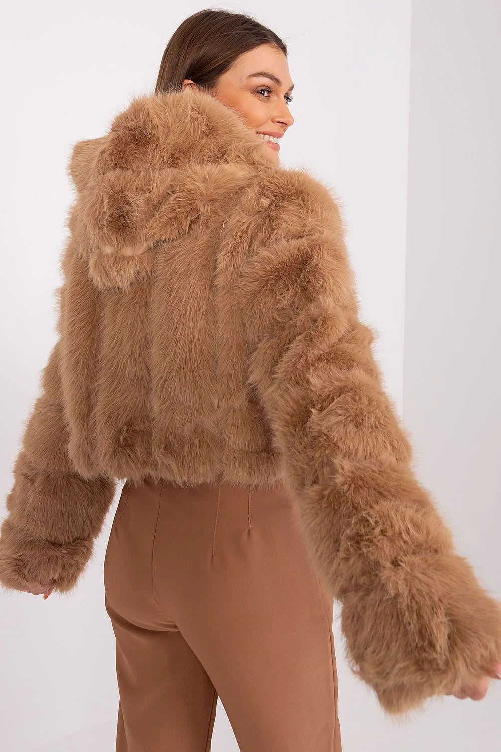 Manteau court pour femme en fausse fourrure brun caramel style moderne occasion soirée travail