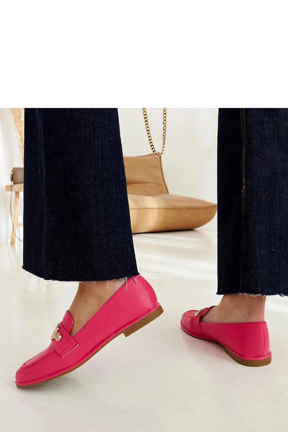 Mocassins femme rose vif design moderne style élégant cuir synthétique semelle naturelle doré métal chaîne occasion estivale