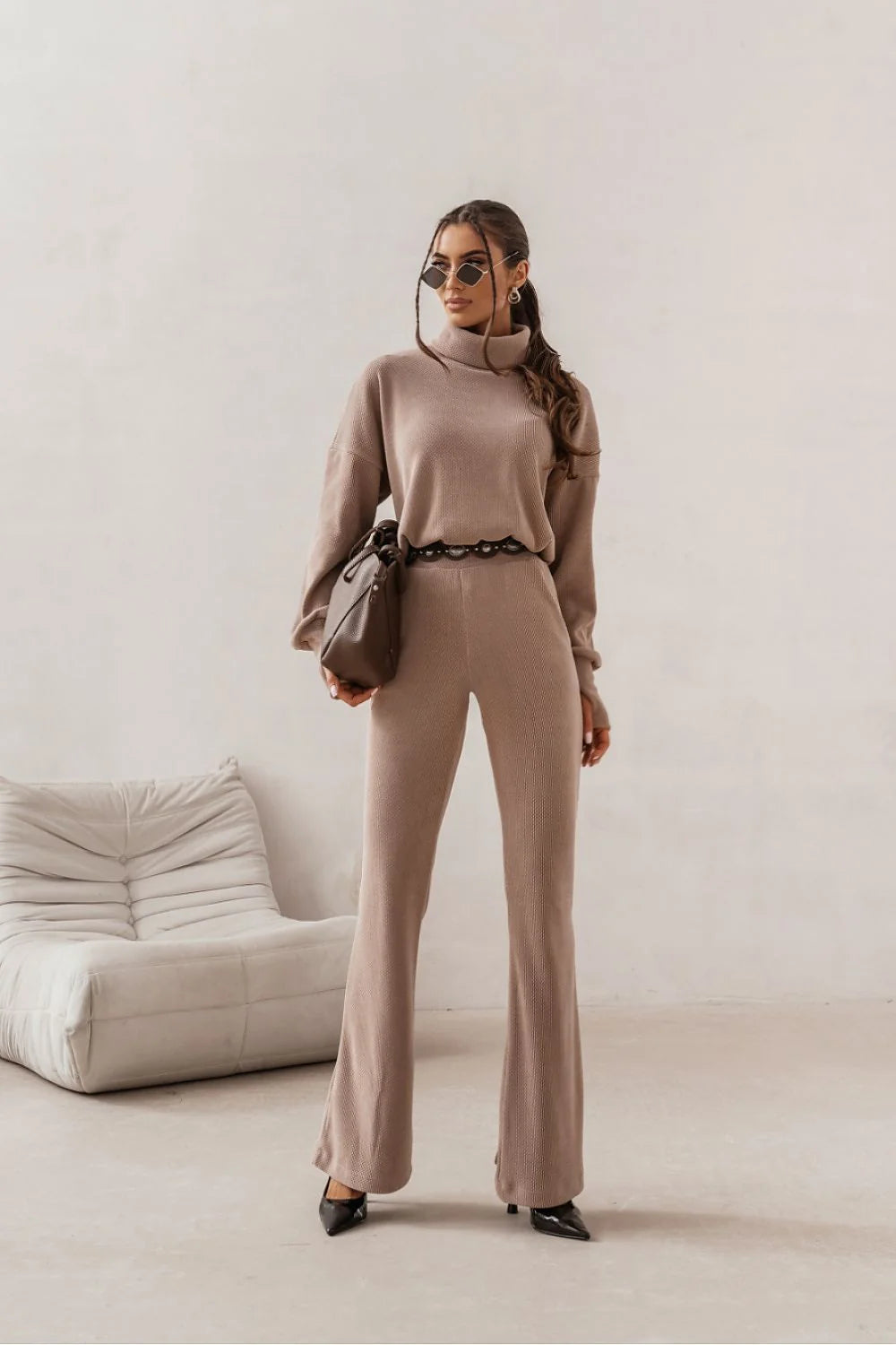 ensemble PRIAH beige maille côtelée pull col roulé oversize manches longues poignets allongés pantalon taille haute coupe large confortable élégante