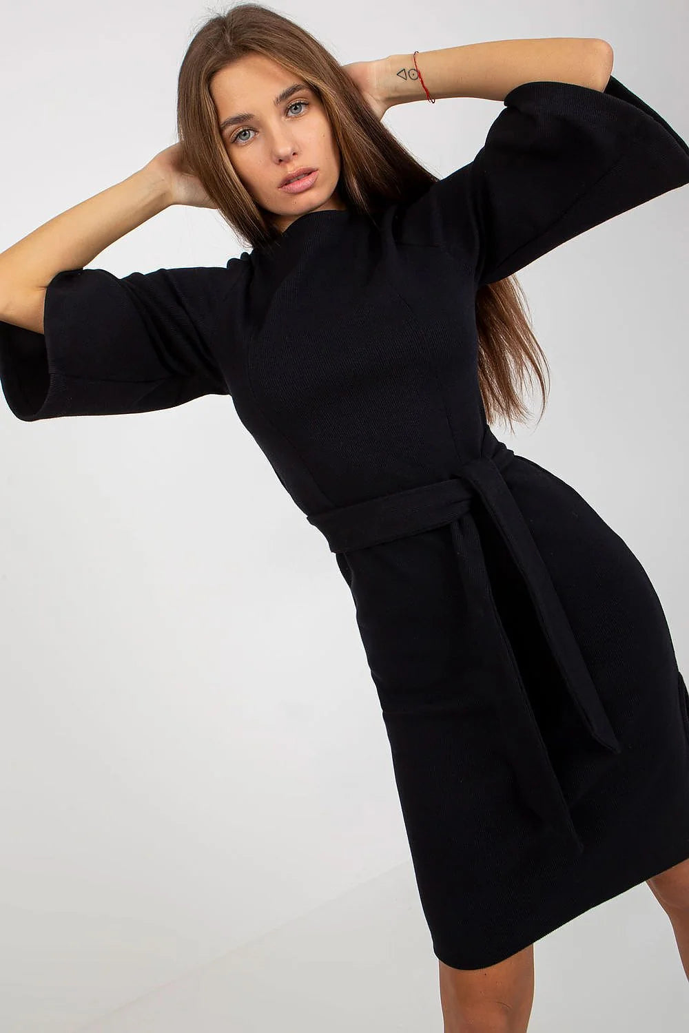 Robe de jour élégante Och Bella robe noire moderne coupe crayon manches cloche col montant ceinture assortie 95 coton 5 élasthanne