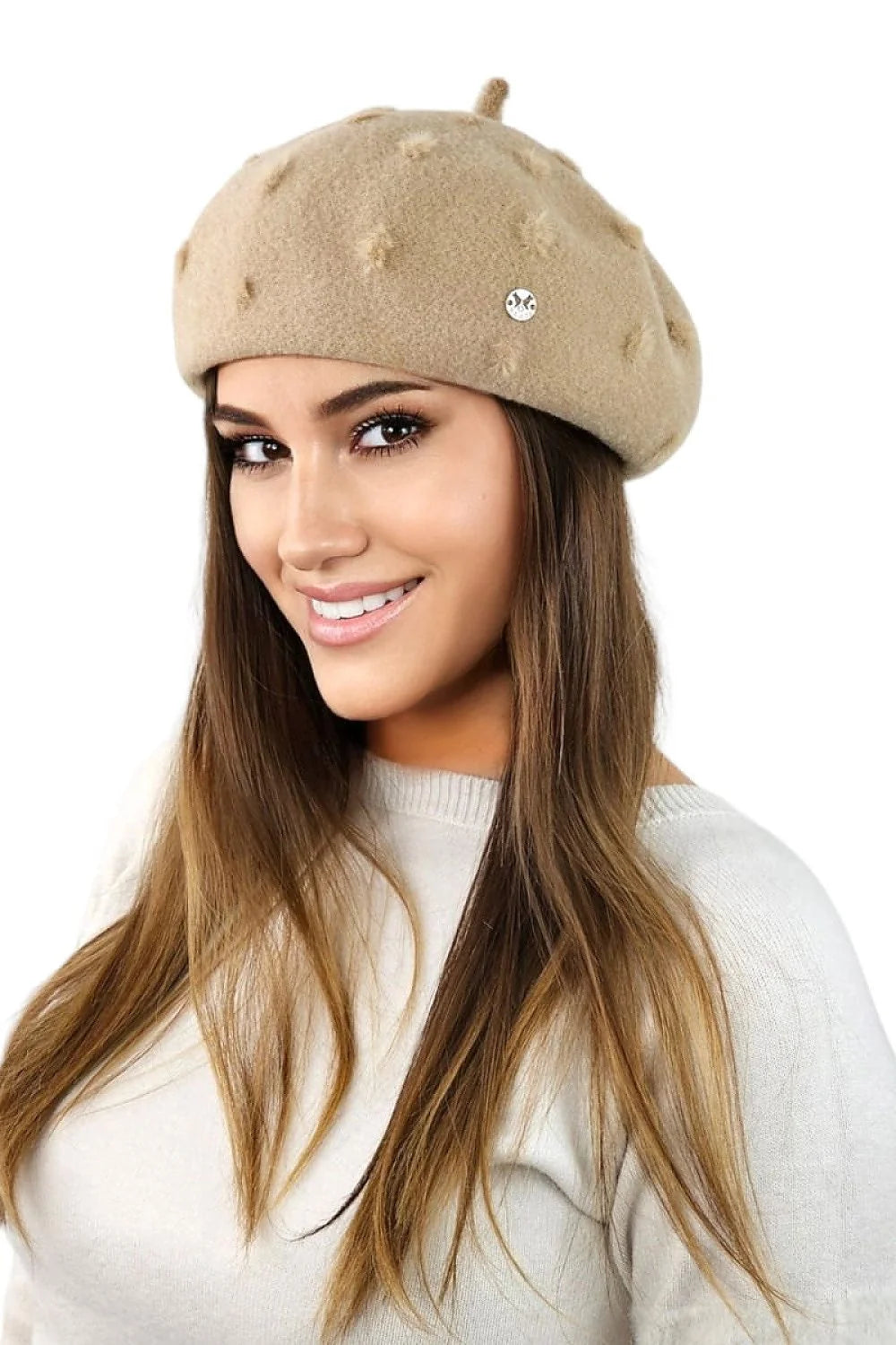 béret Kamea femme laine feutrée beige camel rond tige sommitale nœuds texturés broderies circulaires médaillon métallique discret style parisien chic