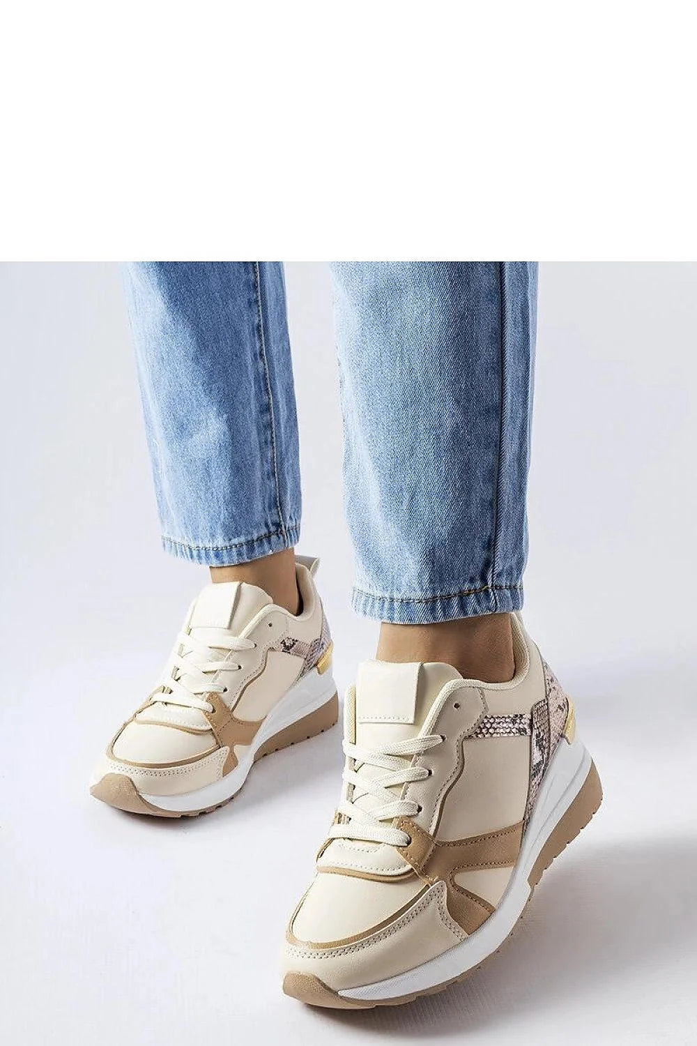 Baskets modernes élégantes pour femme en cuir synthétique beige motif serpenté semelle blanche dorée