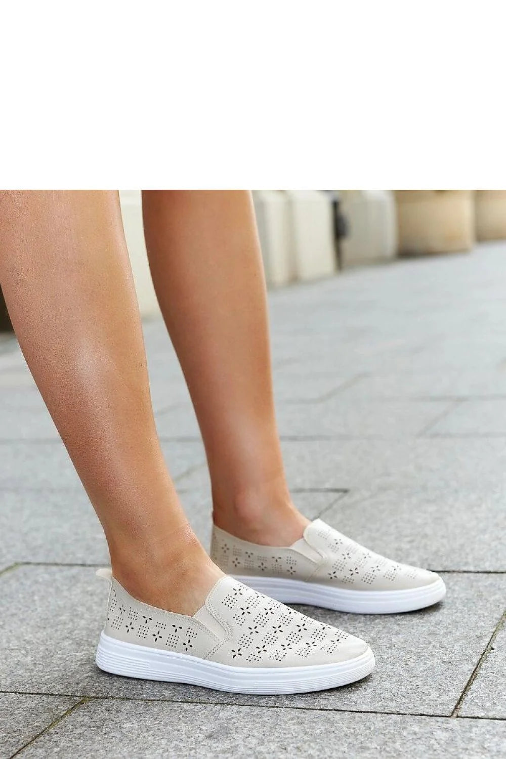 Baskets slip-on femmes design moderne beige perforations orteil arrondi semelle caoutchouc confort adhérence estivale mode