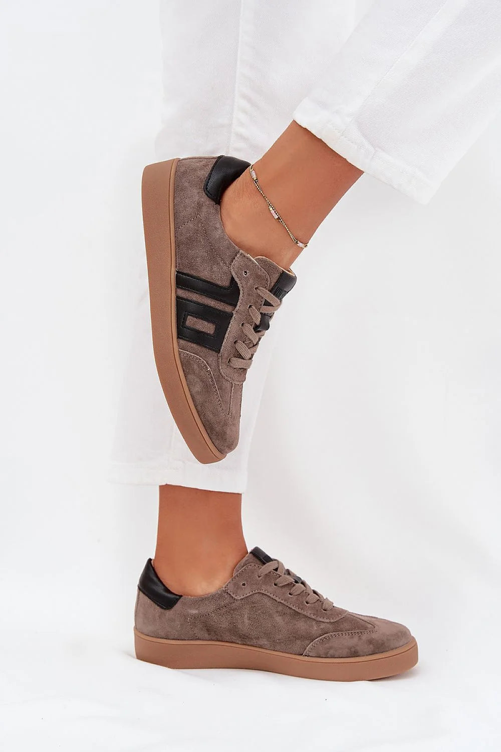 baskets basses femme cuir naturel suédé taupe semelle épaisse caoutchouc caramel lacets assortis talon cuir noir bandes bout arrondi surpiqûres