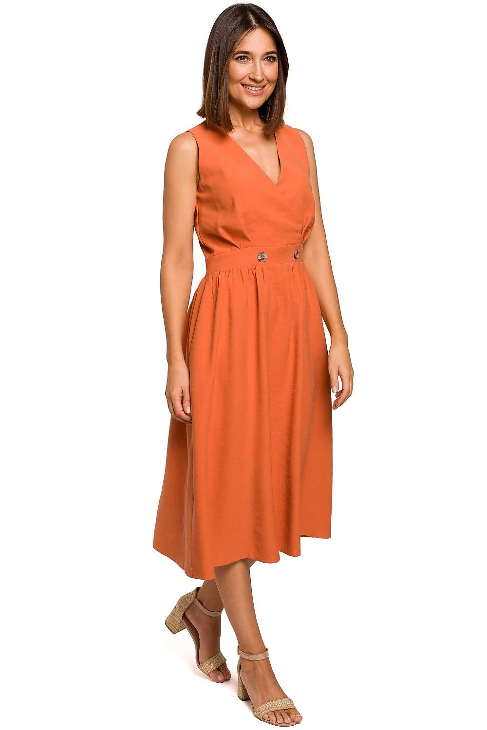 robe midi blanche sans manches col V cintrée taille ajustable ceinture intégrée boutons décoratifs jupe évasée poches latérales tissu fluide