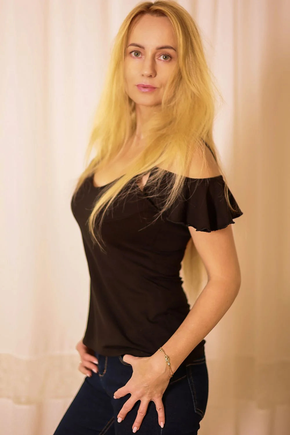 Chemisier féminin en viscose élasthanne style épaules nues manches volants deep black coupe ajustée femme occasion jour nuit