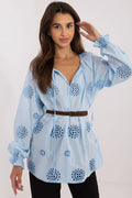 Chemisier femme design boho aéré tissu coton bleu clair motifs broderie anglaise manches longues élastiquées encolure nouée ceinture cuir marron