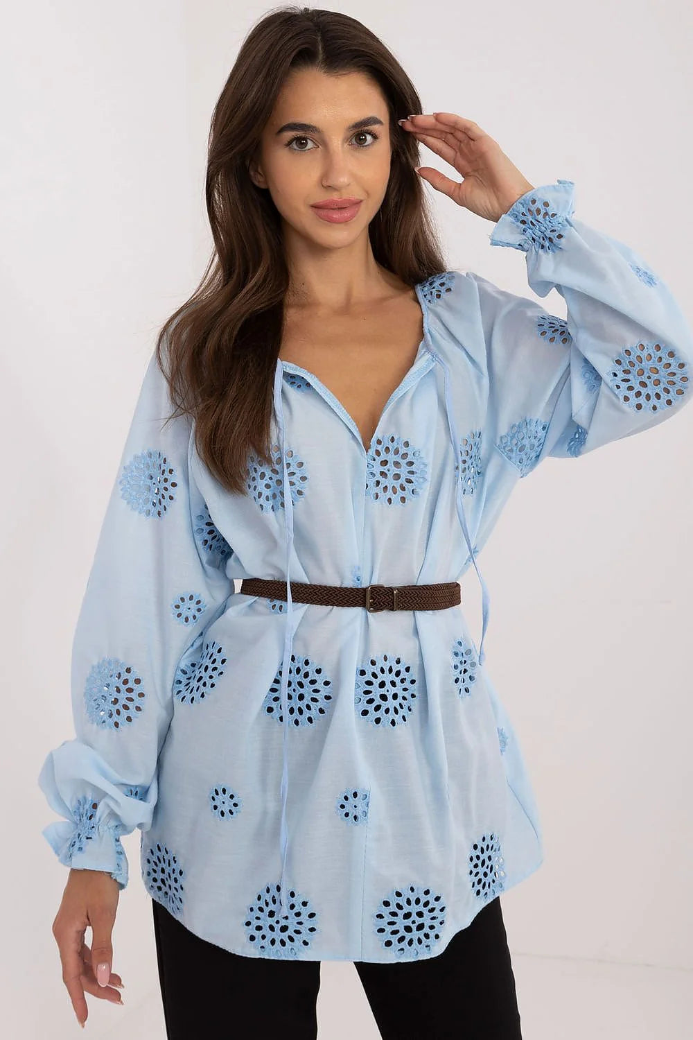 Chemisier femme design boho aéré tissu coton bleu clair motifs broderie anglaise manches longues élastiquées encolure nouée ceinture cuir marron