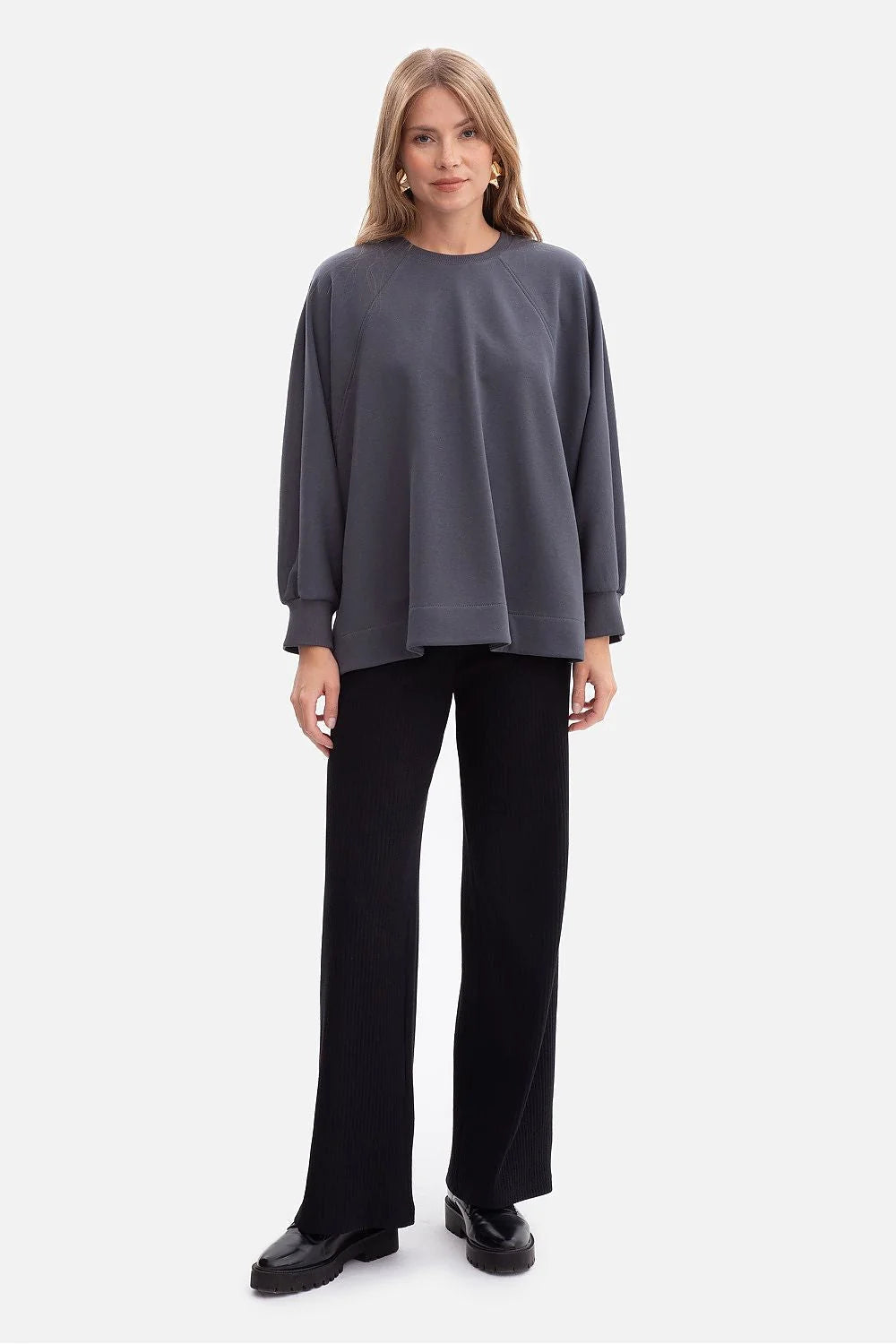 sweatshirt femme oversize molletonné gris anthracite encolure ronde manches raglan ballon poignets côtelés fentes latérales coupe ample confortable