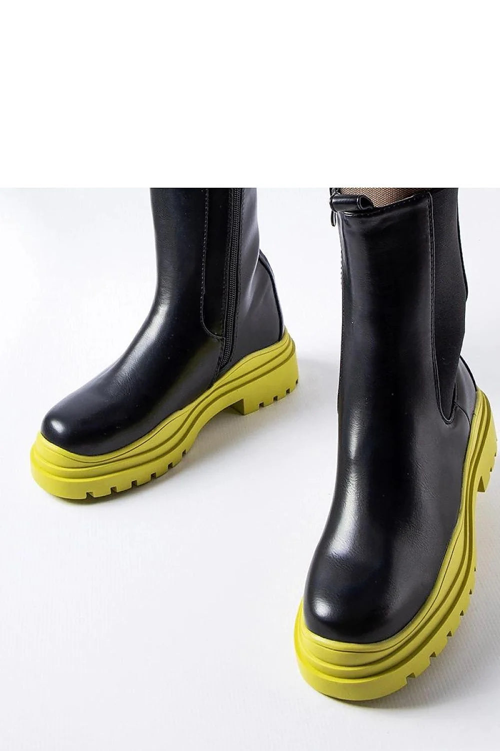 Bottes pour femmes design moderne audacieux style Chelsea cuir noir semelle jaune vif confort plateau talon femmes