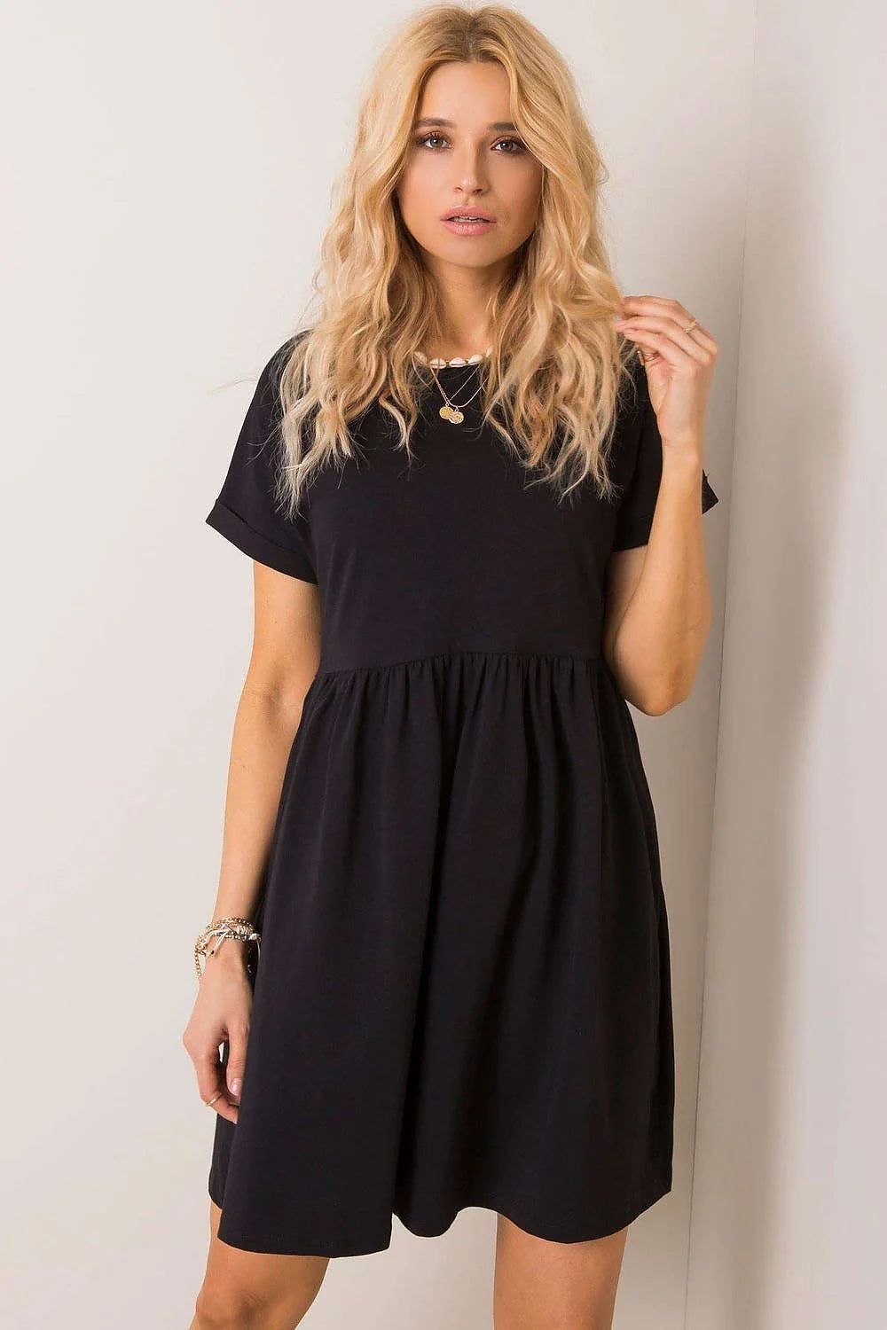 Robe noire élégante pour femme silhouette ajustée manches courtes en coton robe de ville occasion semi-formelle