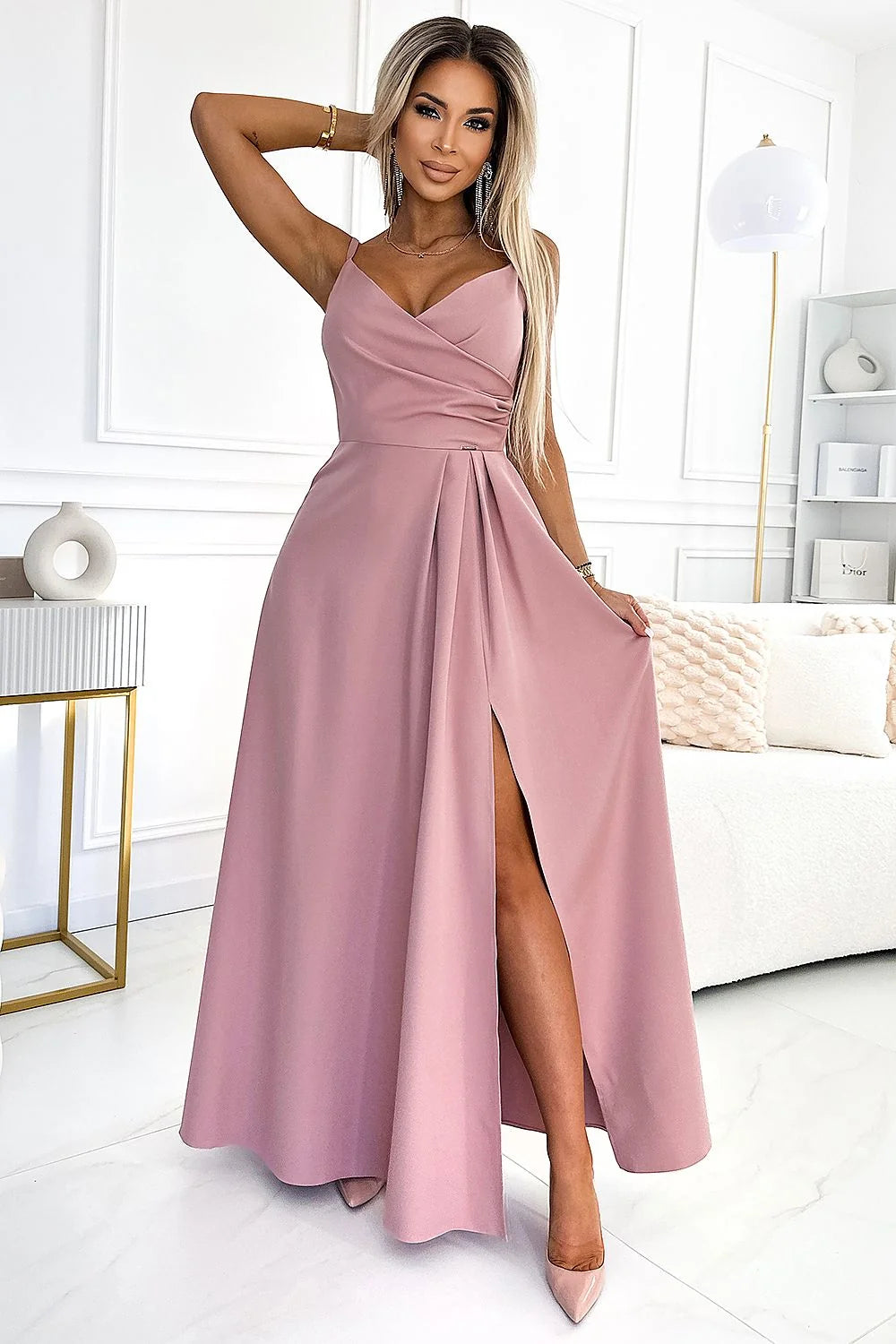 robe longue élégante rose poudrée Numoco cachecoeur décolleté V croisé taille marquée plis latéraux jupe fluide fente discrète