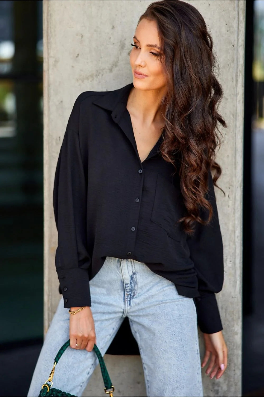 Chemise femme manches longues asymétrique Oversize noir tissu léger coupe moderne boutons poignets poche poitrine détails élégants