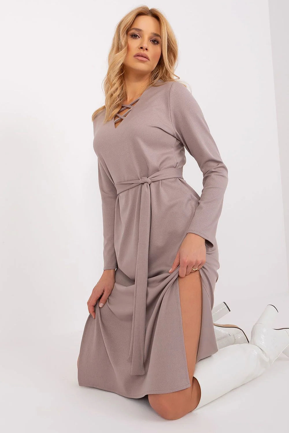 Robe de jour Lakerta manches longues encolure cœur ceinture incluse tissu côtelé coton élasthanne polyester taille ajustable robe polyvalente femmes