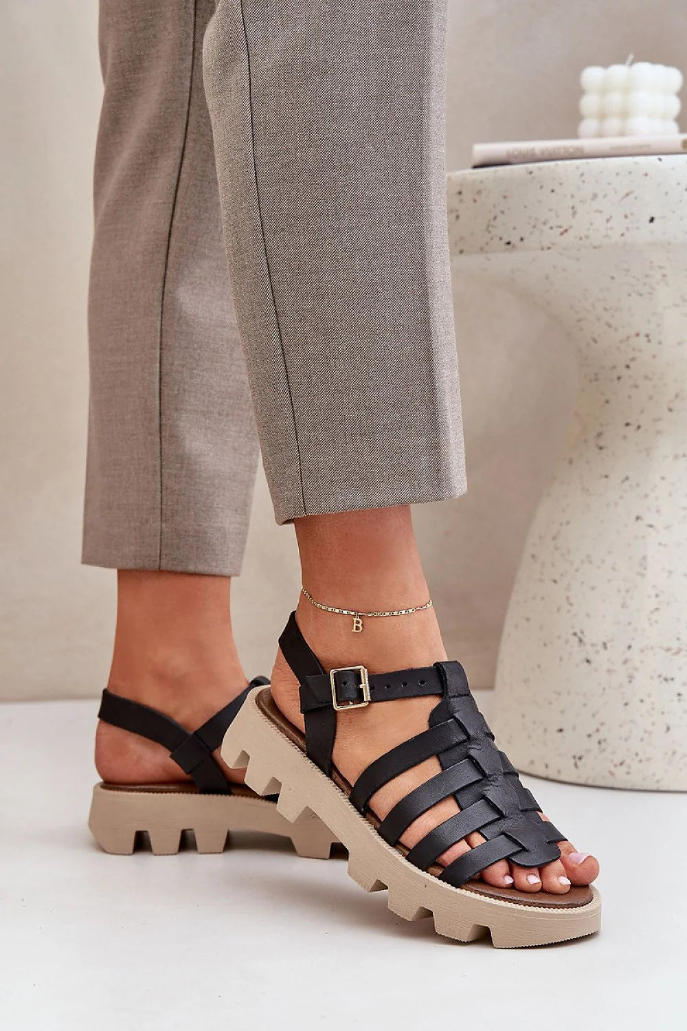 Sandales femmes style gladiateur modernes cuir naturel plateforme 3 cm sangle ajustable boucle métallique dorée détails élégants