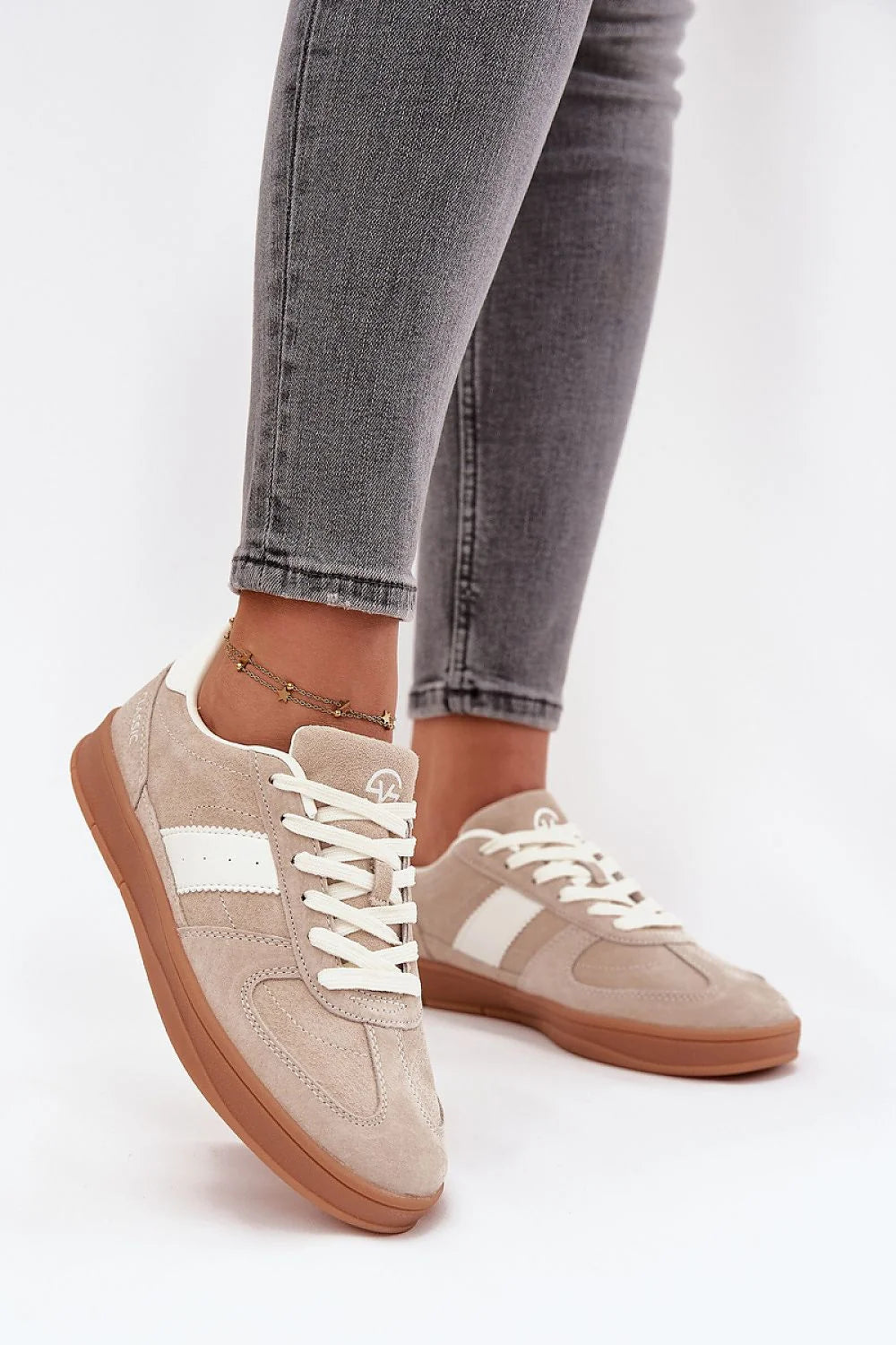 baskets femme suède beige clair rétro minimaliste basses bout rond laçage plat bande latérale blanche semelle gomme marron