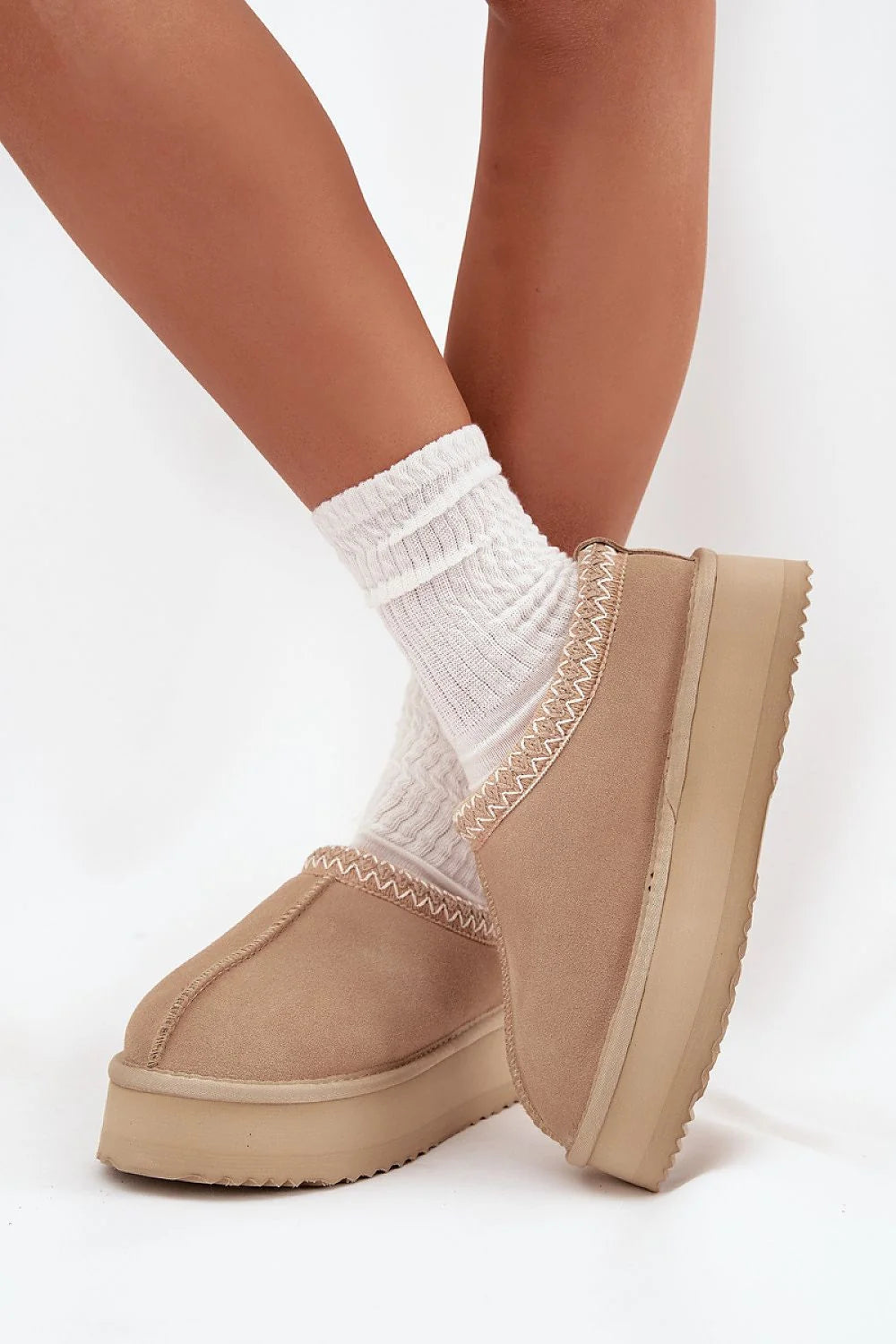 bottes neige vinceza daim naturel suédé beige plateforme crantée semelle épaisse fourrure doublée chaude broderie délicate tige courte slipon cosy
