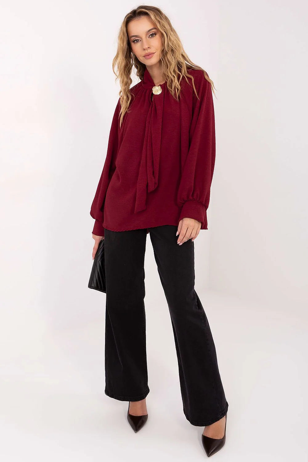 chemisier femme bordeaux viscose fluide manches longues bouffantes poignets froncés col lavallière nouette broche dorée coupe ample longueur hanches confortable