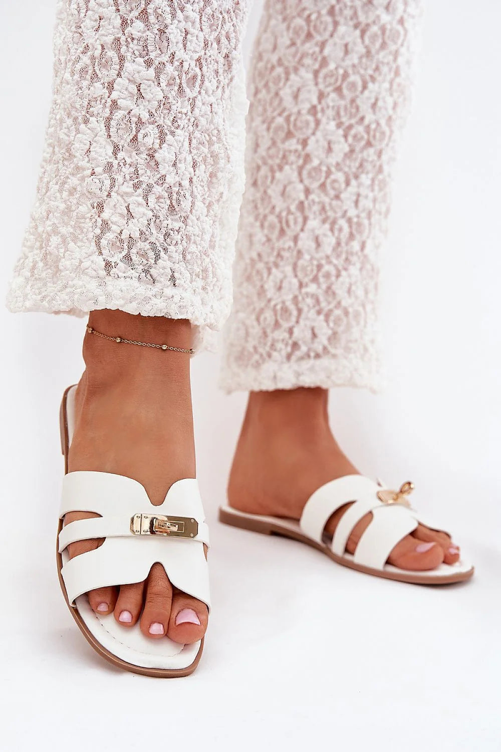 Sandales plates pour femmes en cuir artificiel style élégant sangle dorée confortable été 2023