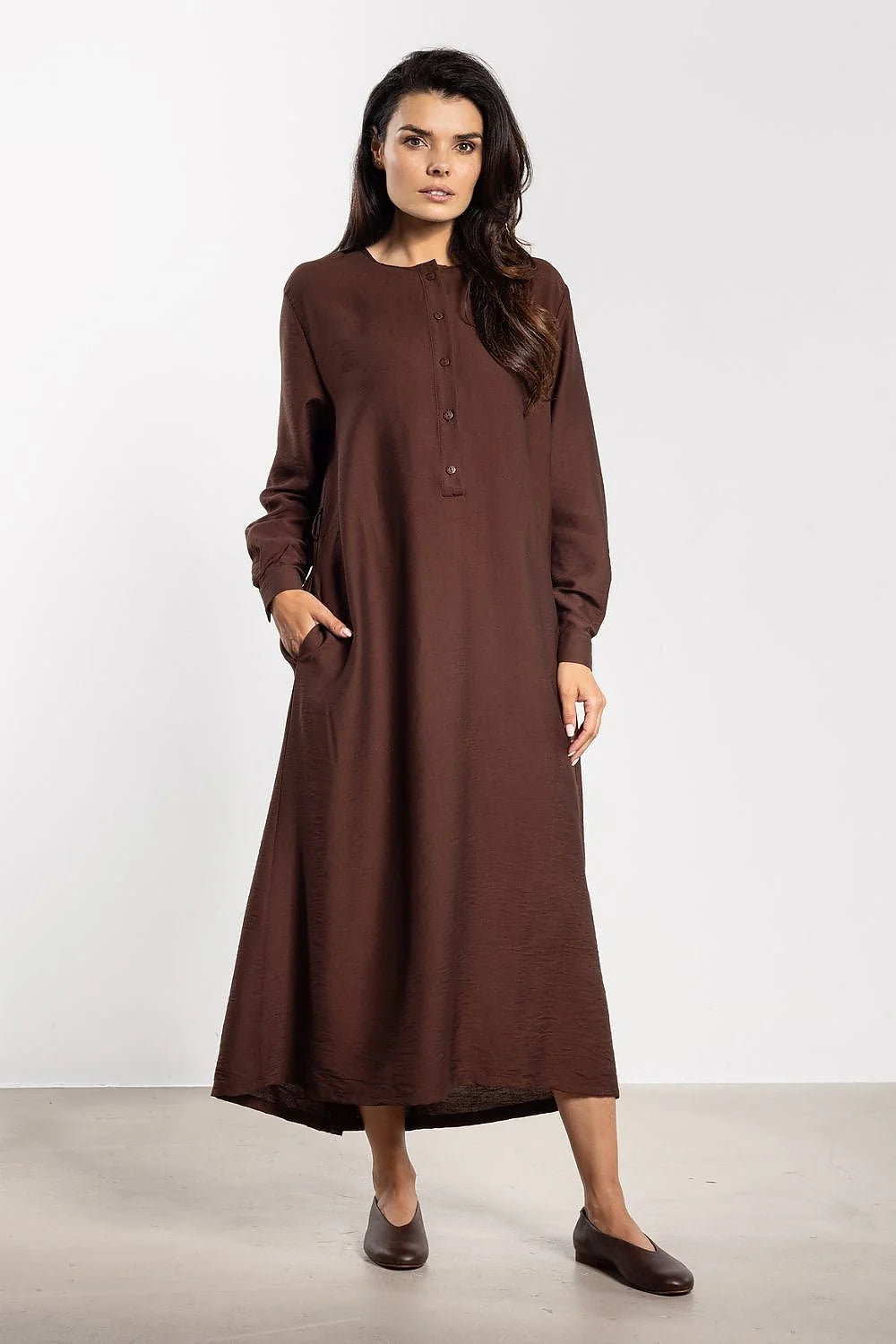 robe chemise chocolat coupe droite ceinture nouée boutons manches longues poignets boutonnés col rond texturé léger minimaliste chic