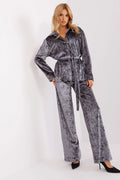 ensemble Lakerta velours métallisé gris anthracite chemise boutonnée ceinturée pantalon large fluide coupe froissé brillant soyeux élégant confortable luxueux féminin