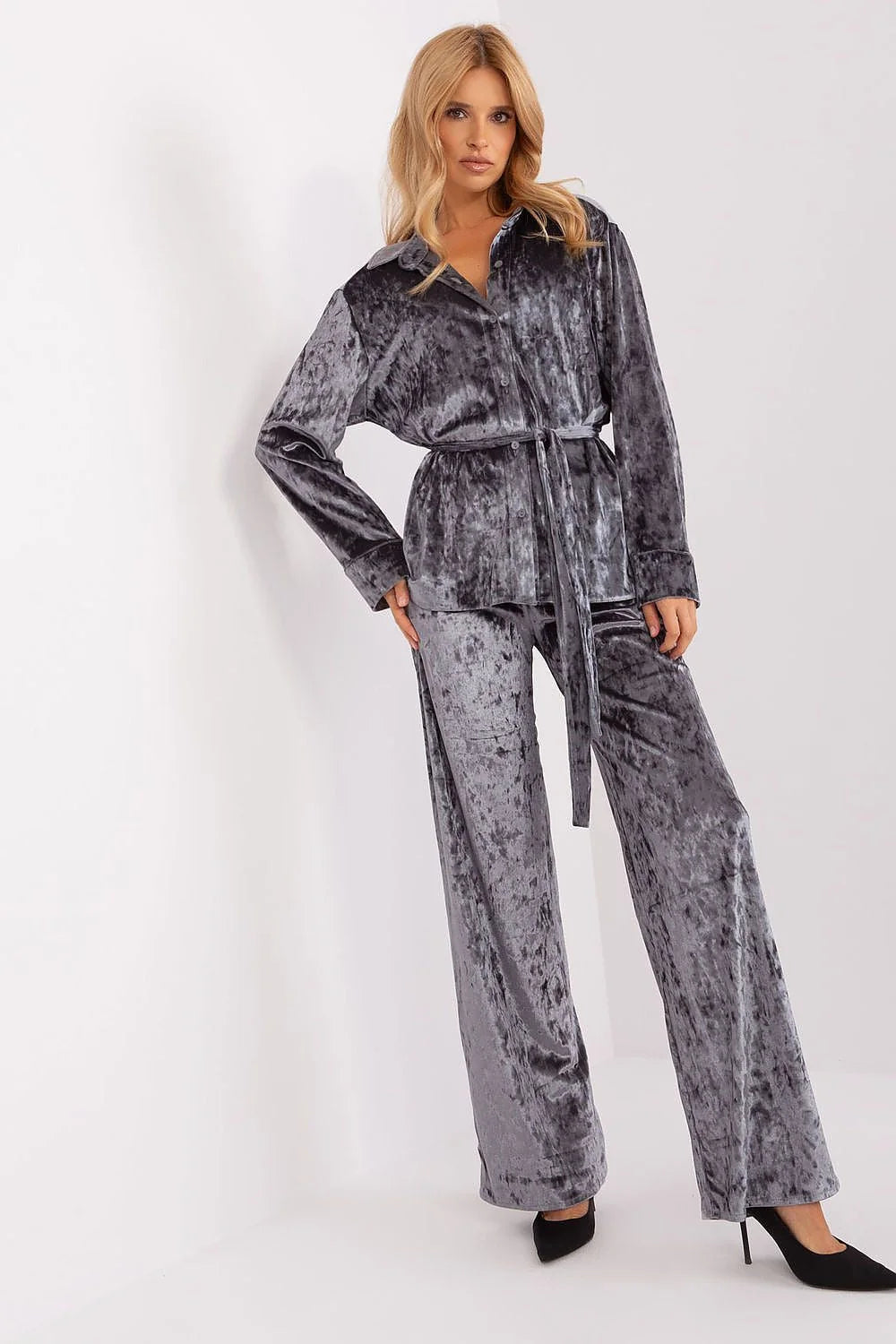 ensemble Lakerta velours métallisé gris anthracite chemise boutonnée ceinturée pantalon large fluide coupe froissé brillant soyeux élégant confortable luxueux féminin