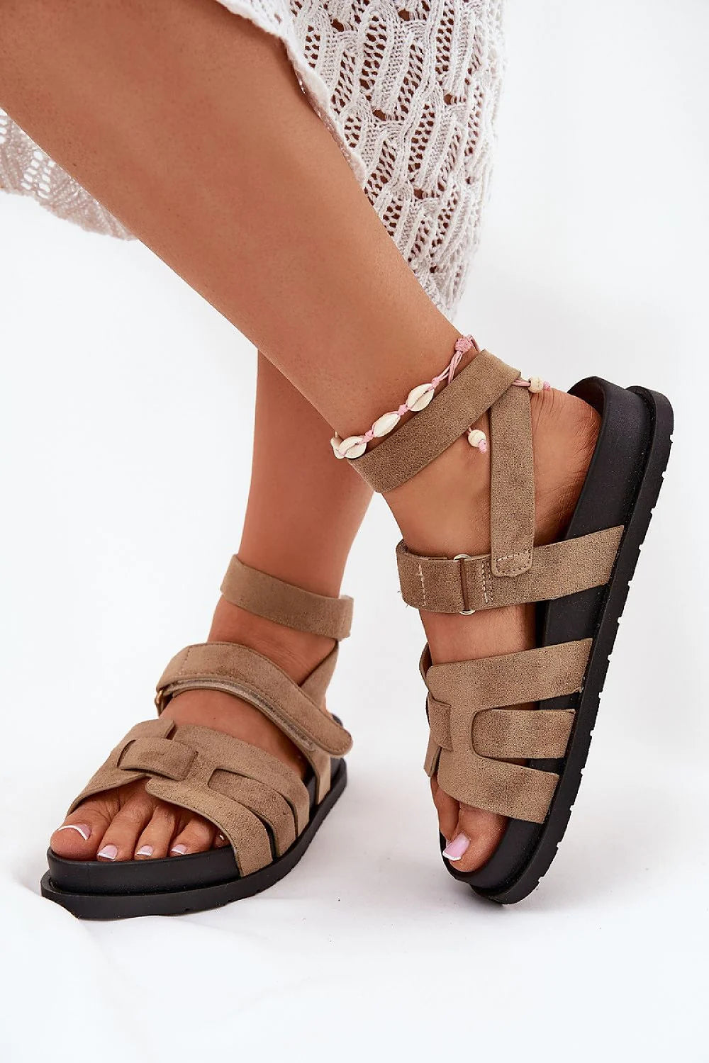 Sandales femmes style moderne en suédine écologique plateforme fermeture Velcro bracelet cheville coquillages confort élégance été mode sandales bohème cuir synthétique antidérapant sandales ajustables