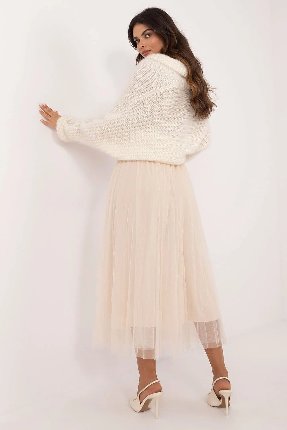 Tenue féminine élégante cardigan tricot longues manches jupe longue plissée tulle beige crème femme occasion semi-formelle