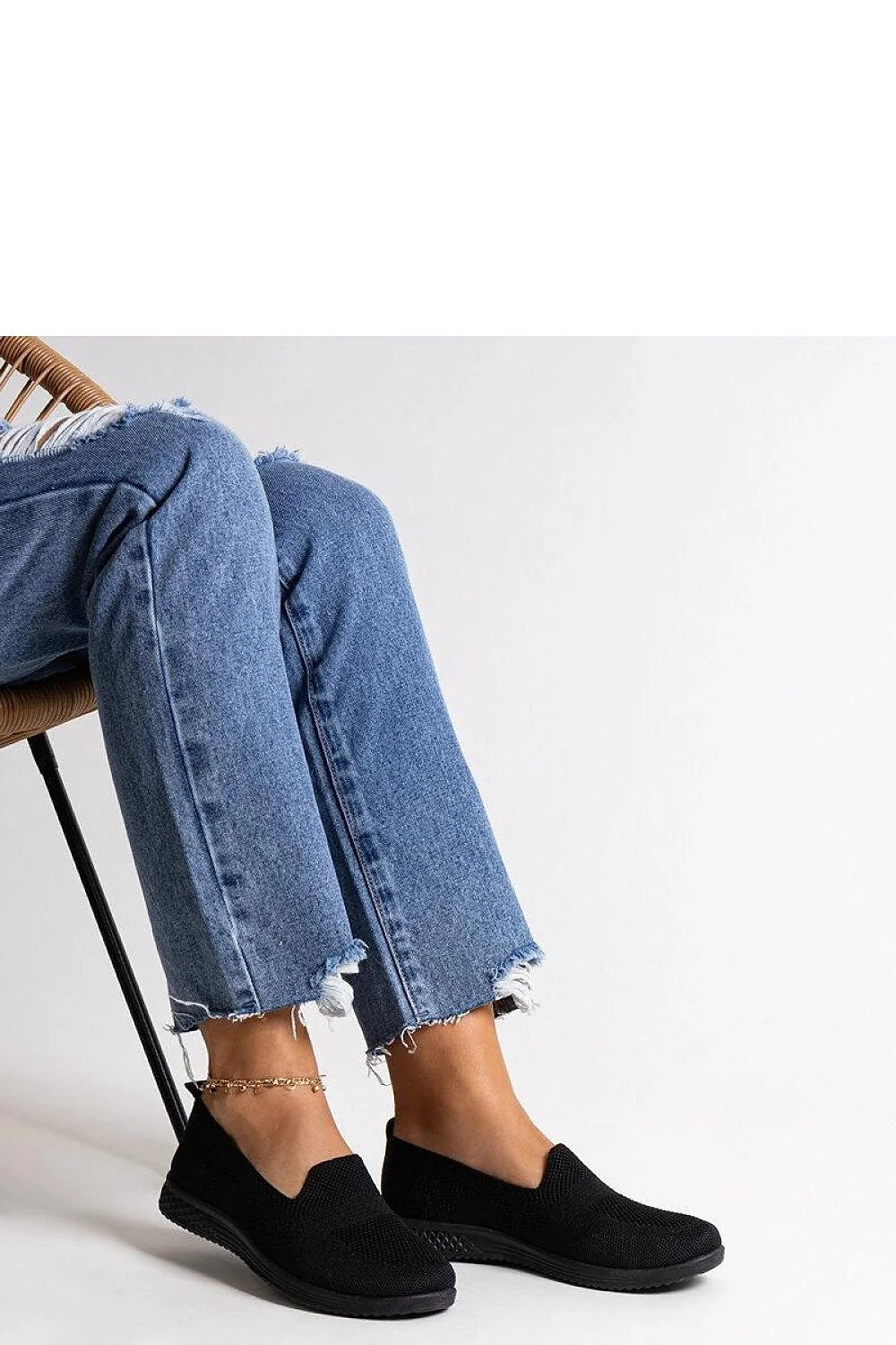 Pantalon casual droit en denim déchiré, baskets sans lacets en maille noire, tenue urbaine décontractée pour femme