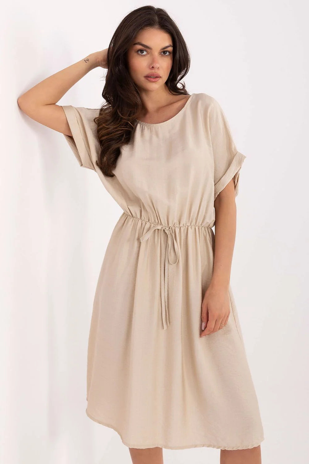 Robe de jour élégante en viscose coupe droite manches courtes encolure ronde ceinture ajustable couleur beige femme