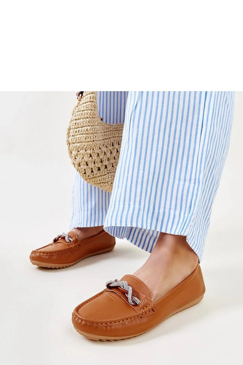 mocassins femme Adiba Solea cuir marron bout rond surpiqûres apparentes chaîne tressée argentée semelle crantée caoutchouc antidérapante confortable