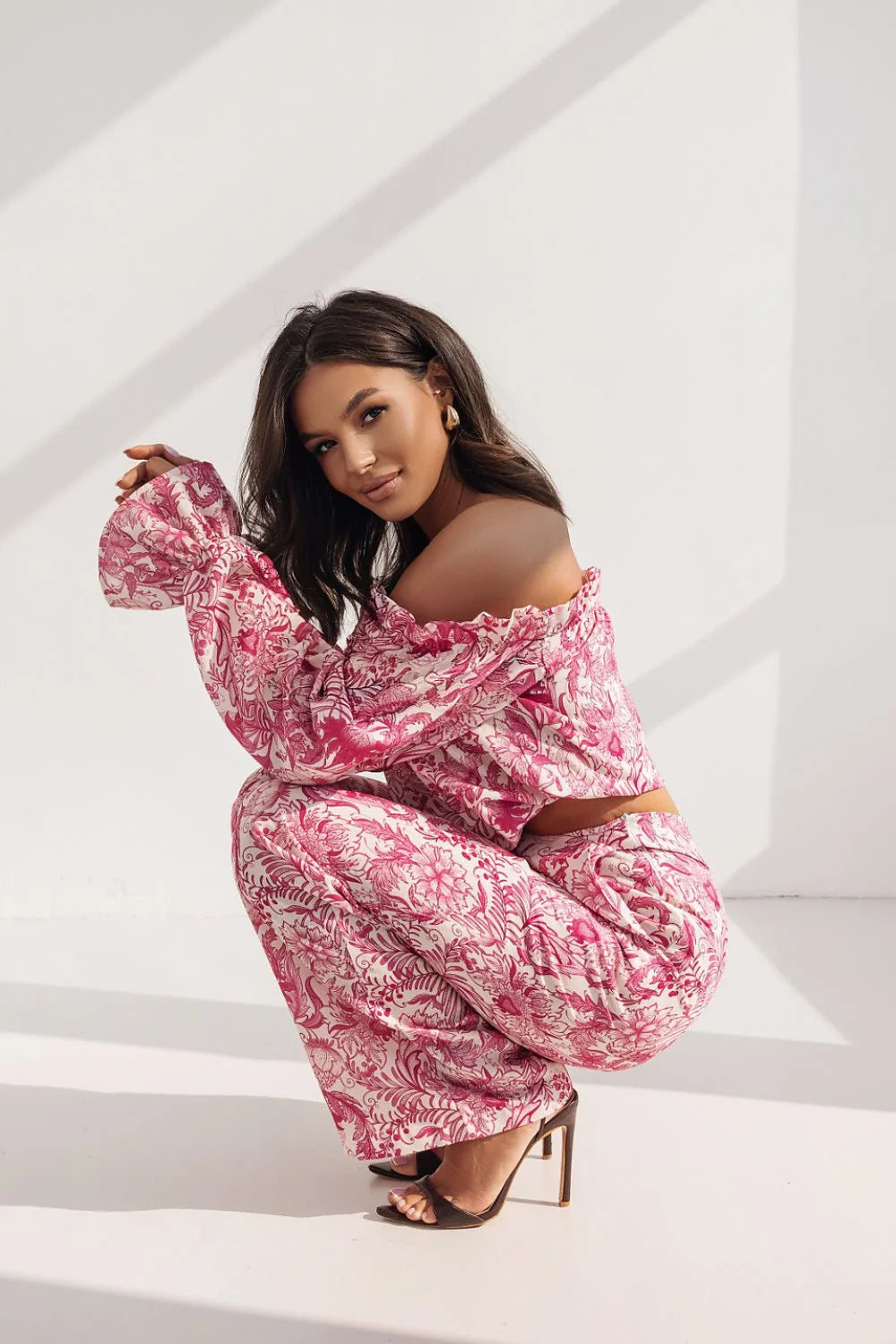 Combinaison féminine Bardot floral rose et blanc coupe large pantalon taille haute manches longues élastique confortable occasion estivale