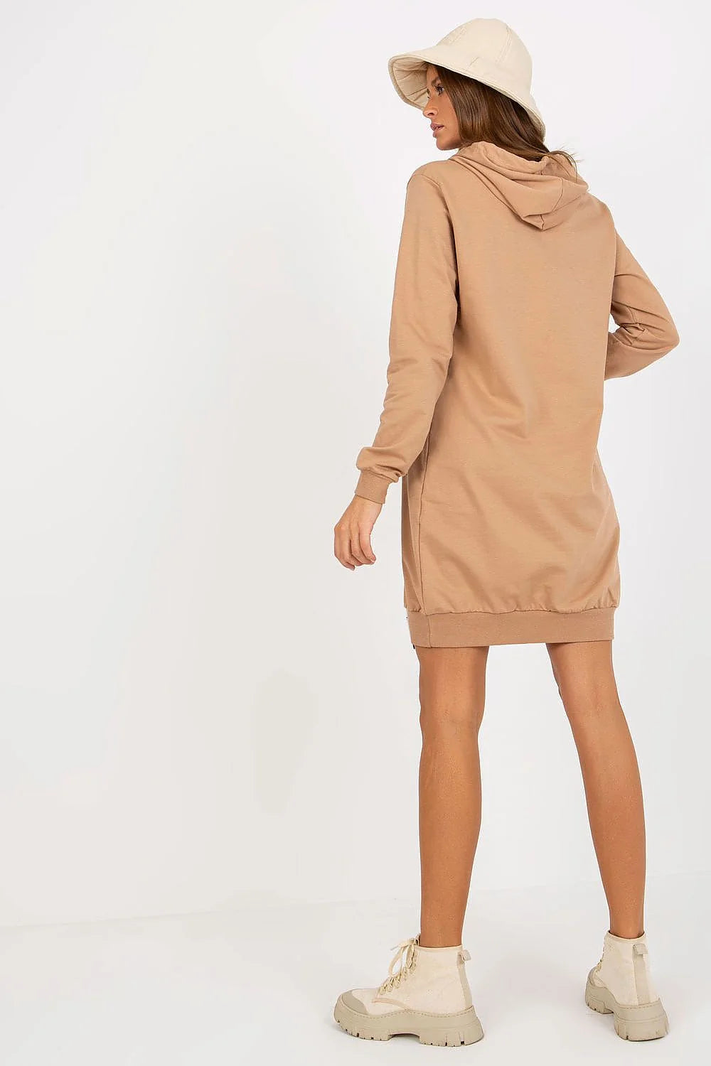 robe sweat capuche kangourou oversize mi cuisse molleton vert sapin legging brillant noir moulant bottines olive semelle crantée