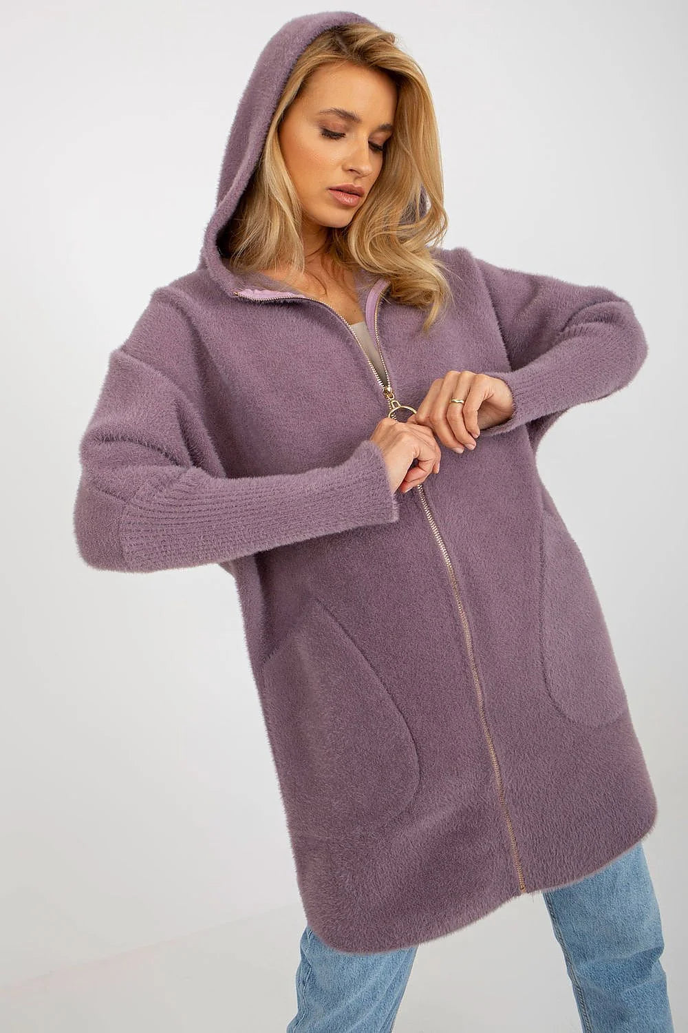 Manteau pour femme en peluche douillet chic couleur noire coupe longue manches longues capuche poches latérales zippé élégant