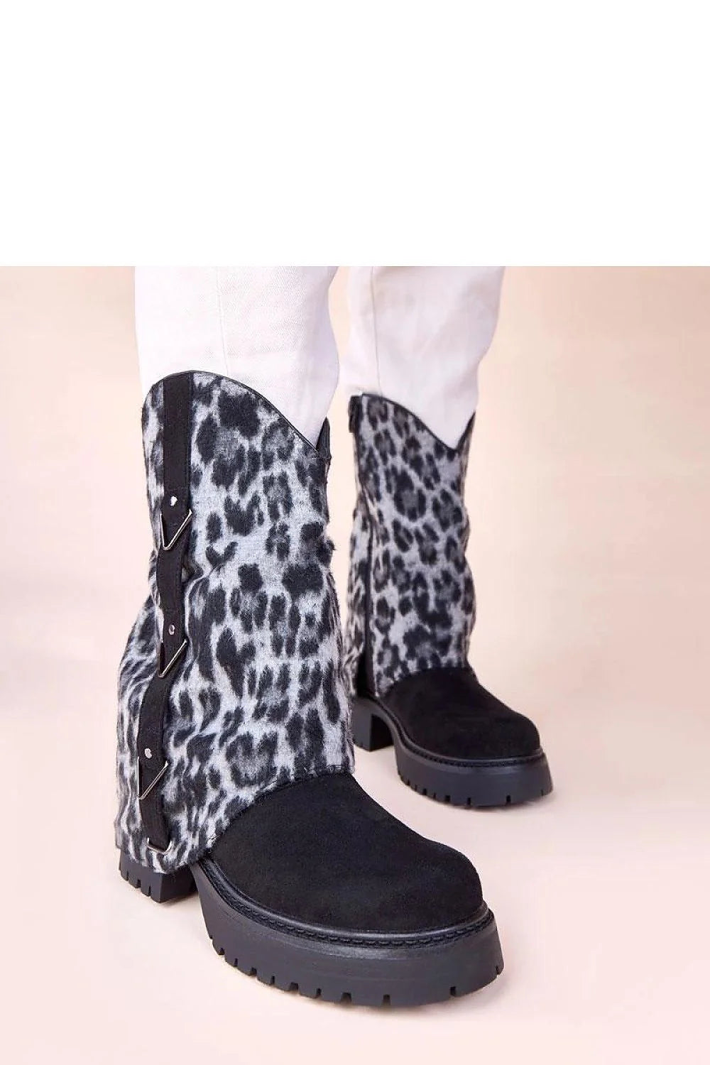 bottines noires tige retroussée léopard Kaylia Gemre suédé western semelle crantée caoutchouc bout arrondi boucles métalliques chunky confortable