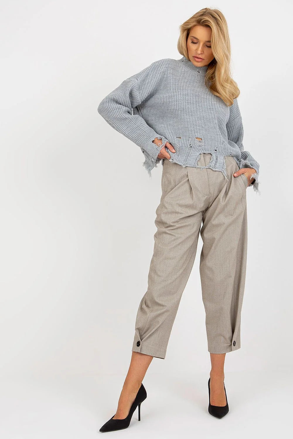 Chandail ample en laine noire pour femme, style moderne, manches longues, coupe asymétrique, finitions usées, tendance urbaine, Paris