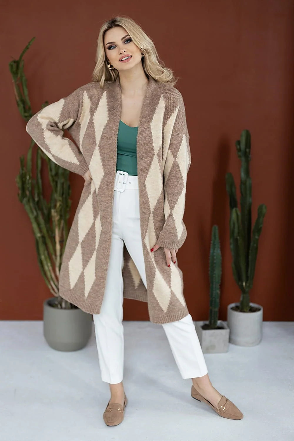 Cardigan Pee Ka Boo pour femme en argyle beige et taupe, long, ample, manches longues, ouverture frontale, style casual sophistiqué