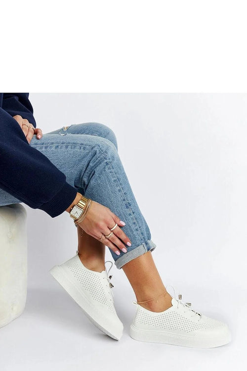 baskets femmes blanches cuir perforées minimalistes respirantes basses semelles caoutchouc plateformes antidérapantes amorties confortables lacets élastiques embouts métalliques