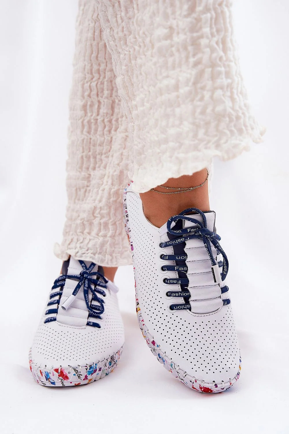 Chaussures basses pour femmes perforées cuir naturel talon compensé style moderne confort quotidiien blanc bleu