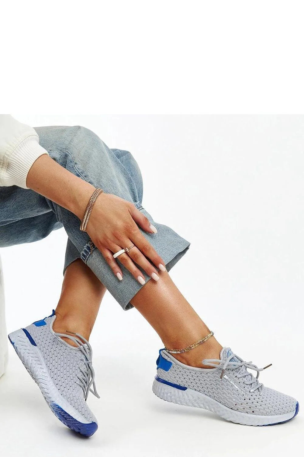 Baskets pour femmes modernes et sportives en maille grise avec accents bleus, respirante, semelle amortie, confortable, idéales pour quotidien, sport et look casual