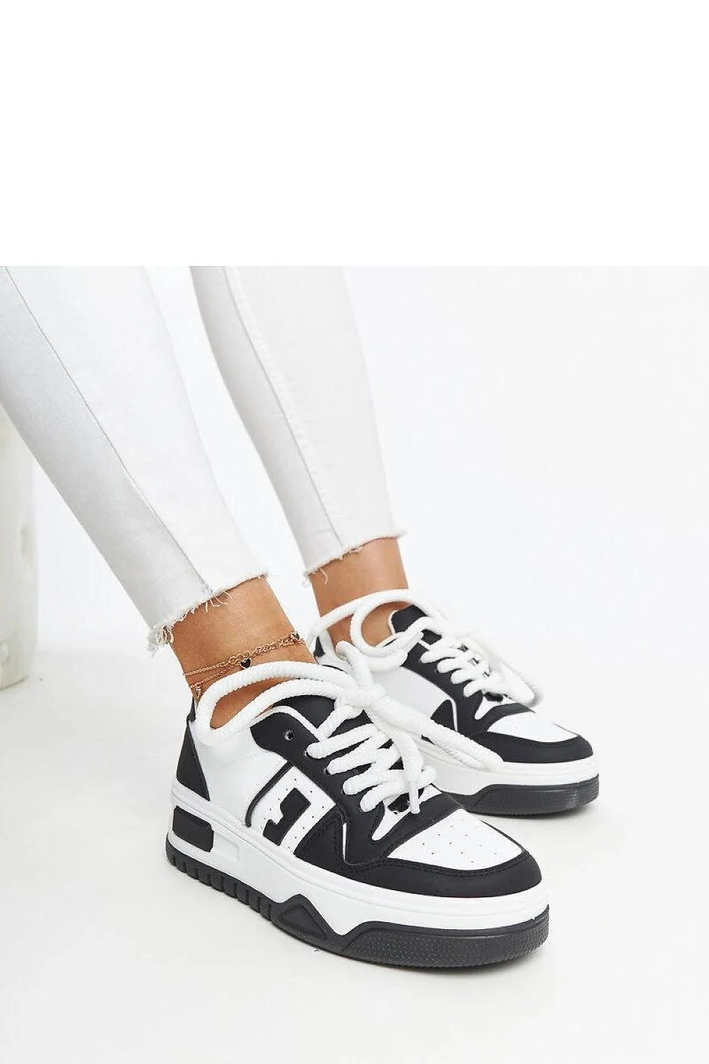 baskets solea femmes modernes confortables cuir légères semelle épaisse noire blanche lacets classiques crantée antidérapante streetwear minimaliste urbaine chic